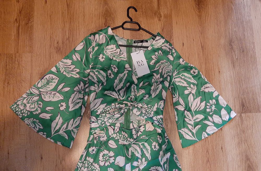 Нов пролетно-летен гащеризон с висока талия и цип на гърба.