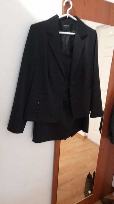 Vind costum damă  nou.