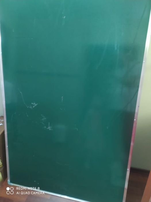 Офисные стол и стуля, доска