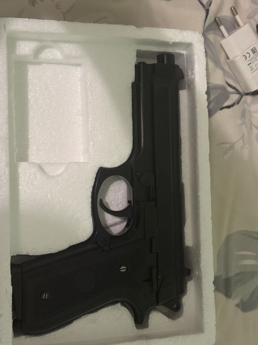 Спрингов еърсофт пистолет с топчета Cybergun Taurus