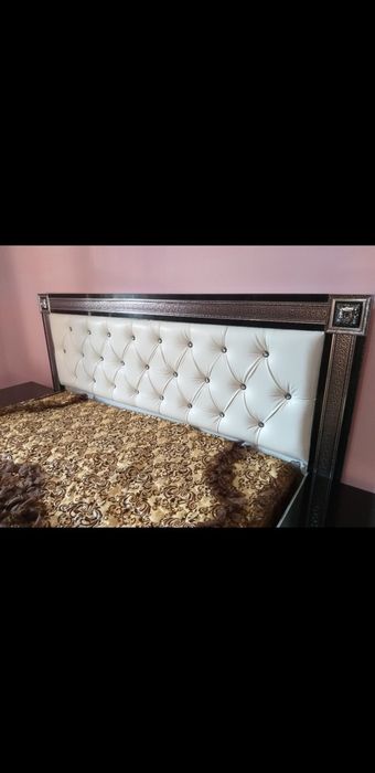 Двуспальная кровать