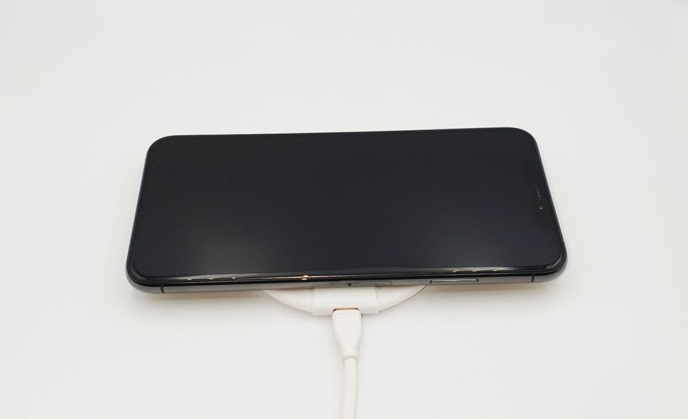 Ултратънко безжично зарядно устройство Qi, съвместимо с всички смартфо