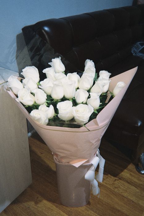 Белые розы………..