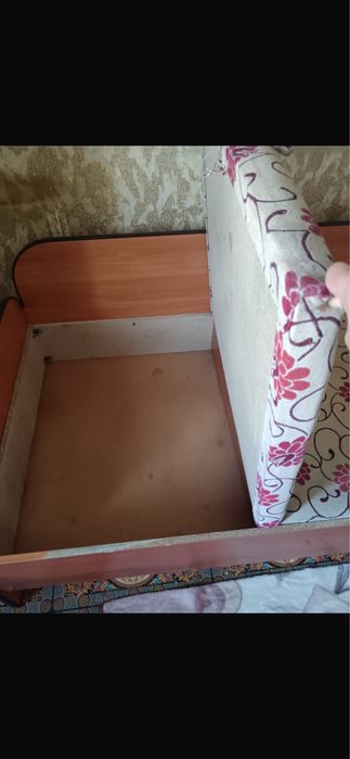 кровать продам с тумбочкой срочно