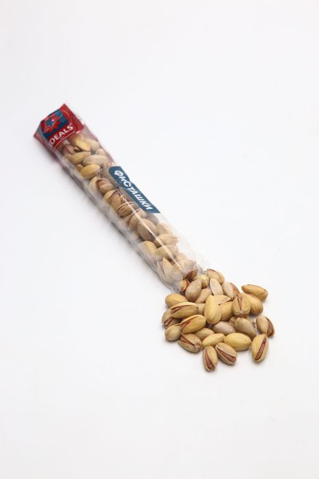 Орехи, снековая продукция в ассортименте. Сухофрукты.