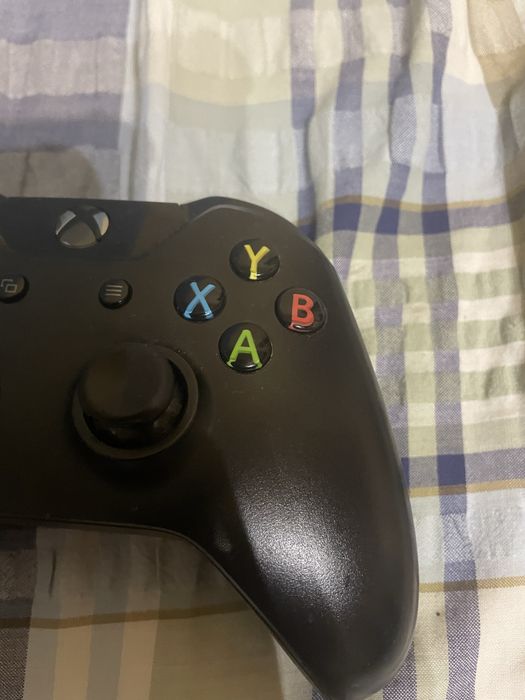 Xbox One S 500 GB + 1 оригинален контролер + 5 игри