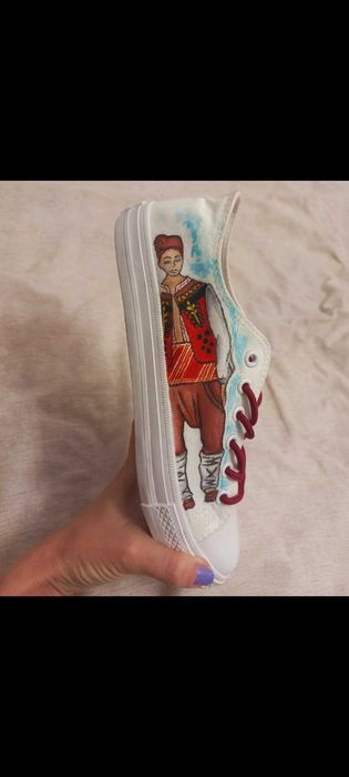 Ръчно рисувани кецове-българка