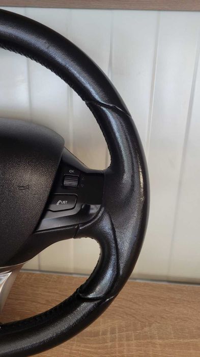 Продавам отличен кожен волан с аербег PEUGEOT 208 , 2008 2012 - 2019