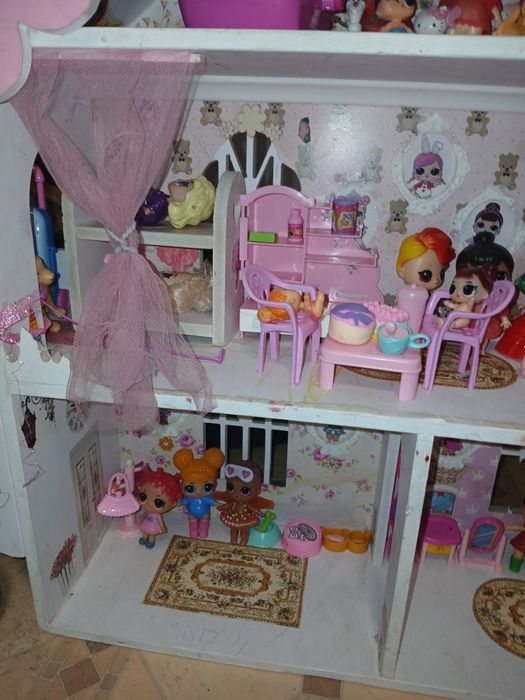 Продам кукольный домик с игрушками .