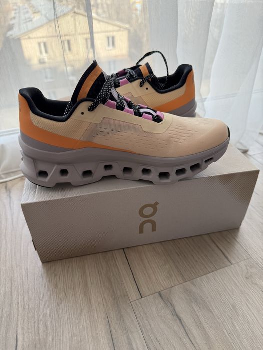 Женские кроссовки бренда ON