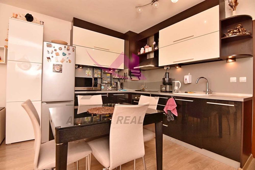 Дава се под наем Тристаен апартамент в Варна, Възраждане 1 - 100 кв.м за 614 € - Снимка #1