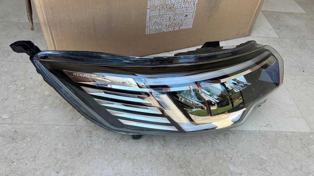 Far dreapta Renault Trafic III cod 260102899R