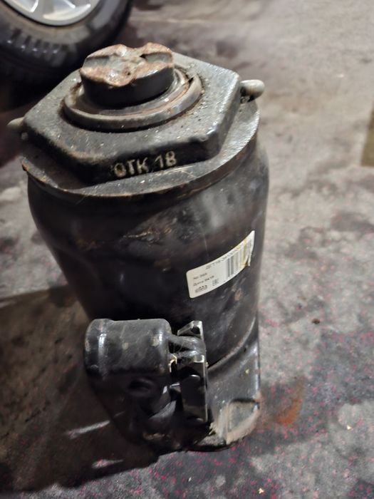 Продам домкрат в отличном состоянии