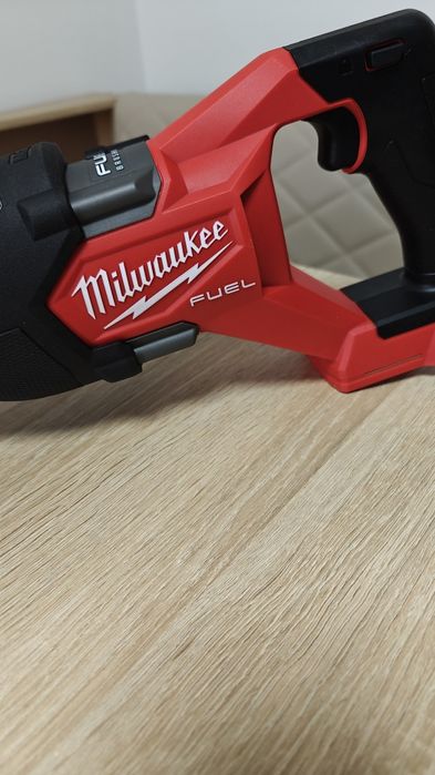 Fierăstrău sabie milwaukee m18, model destinat pietei de America