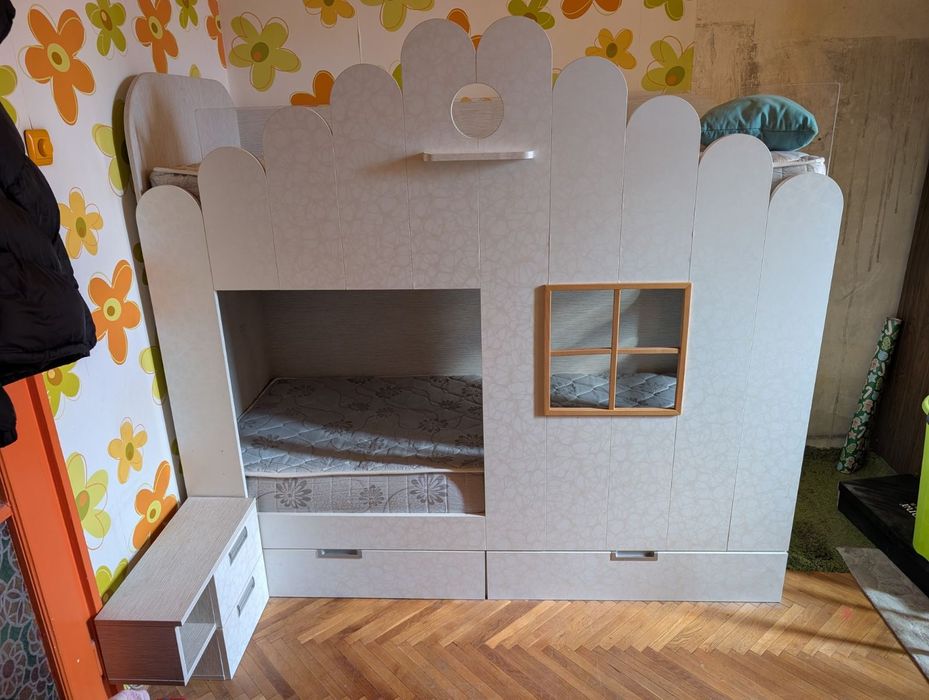 Двуетажно легло къща