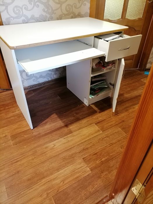 Удобный письменный стол