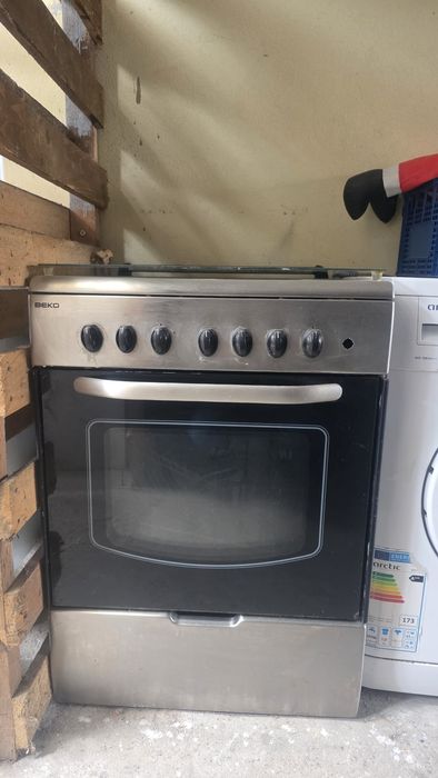 Vând mașină de spălat un boilar și 2 aragaze