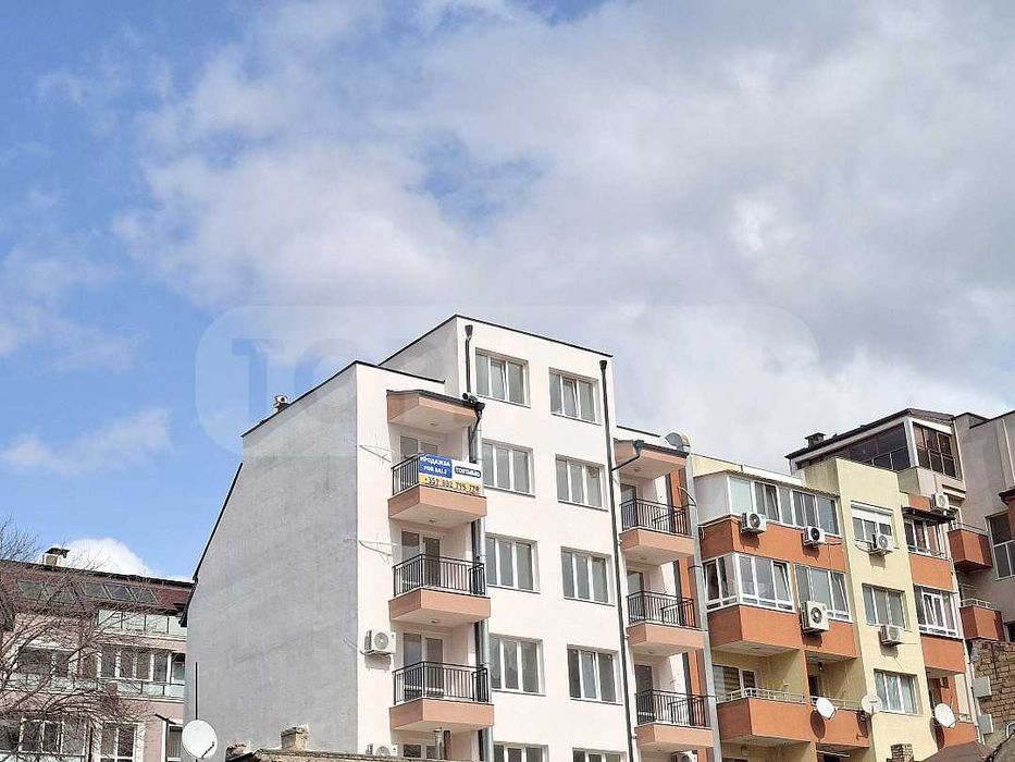 Тристаен апартамент в нова сграда в района на Колхозен пазар