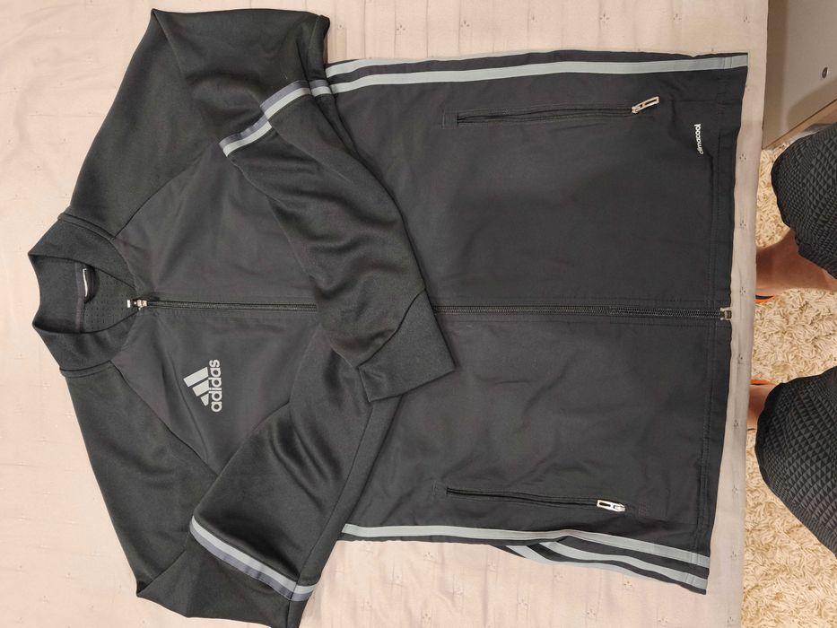 Горнища Adidas запазени