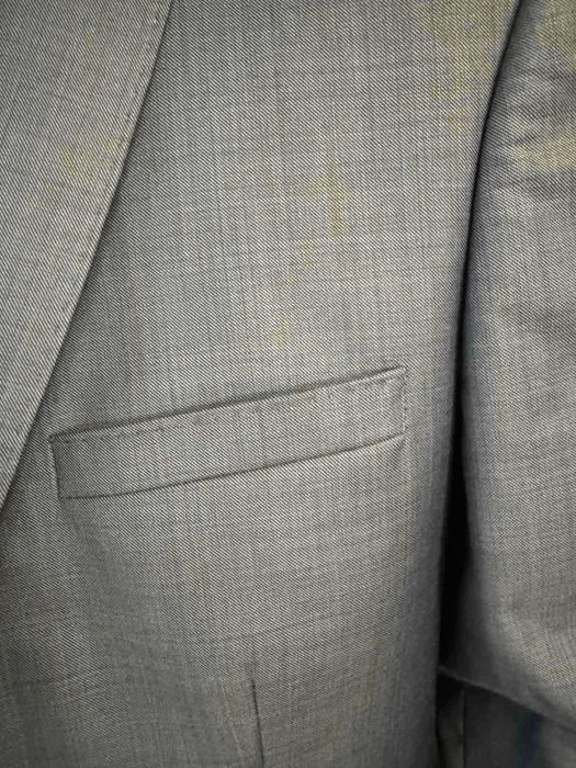 Продавам ползван абитуриентски костюм