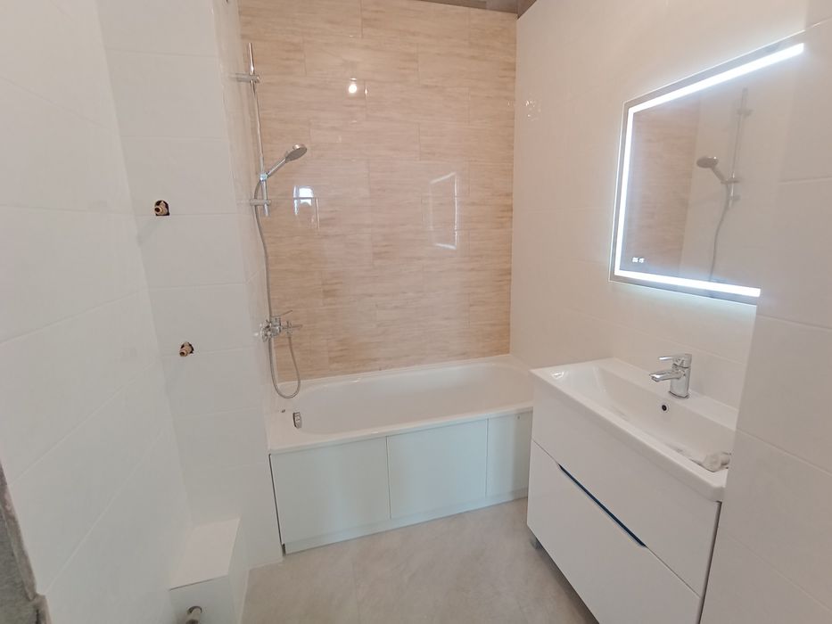 Кафельщики мастера своего дела.