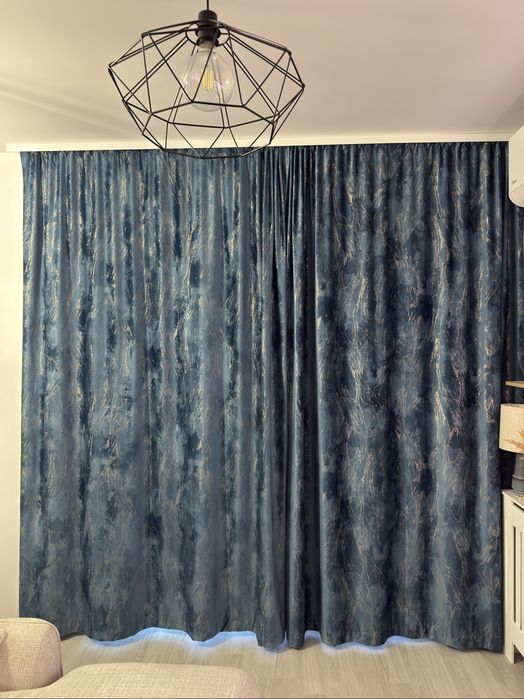 Vand draperii albastre blackout