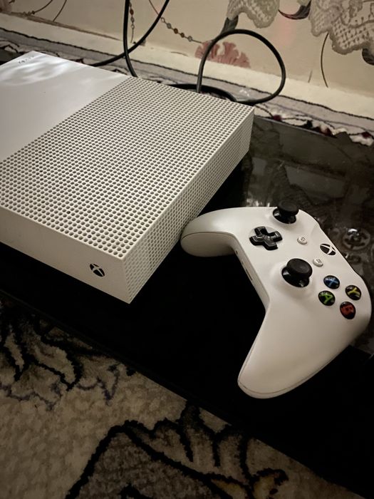 Продается Xbox one S в отличном состоянии