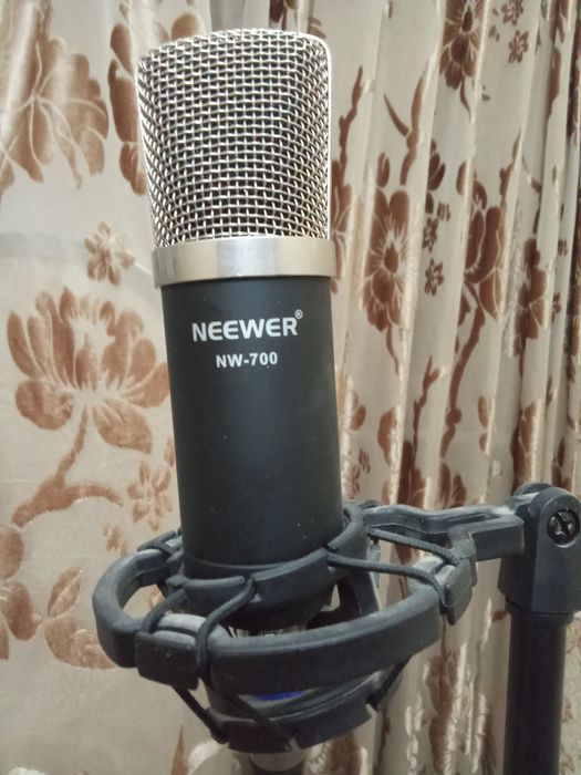 Продам микрофон со стойкой .