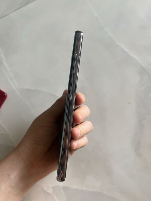 Samsung Galaxy S10 в зеленом цвете.