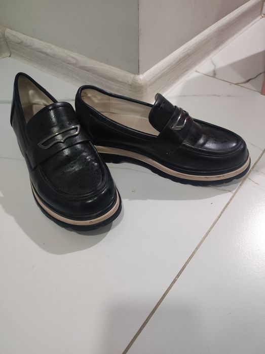 Продам школьную обувь