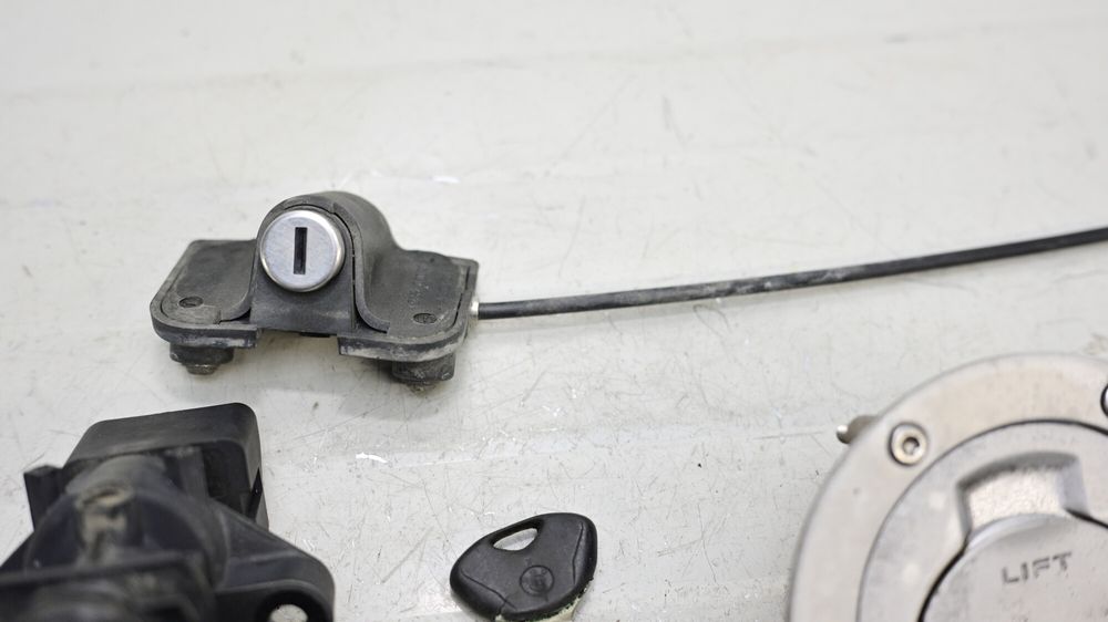 Set Incuietoare Capac Buson  Incuietori Cheie BMW R1200RT 2005 - 2009