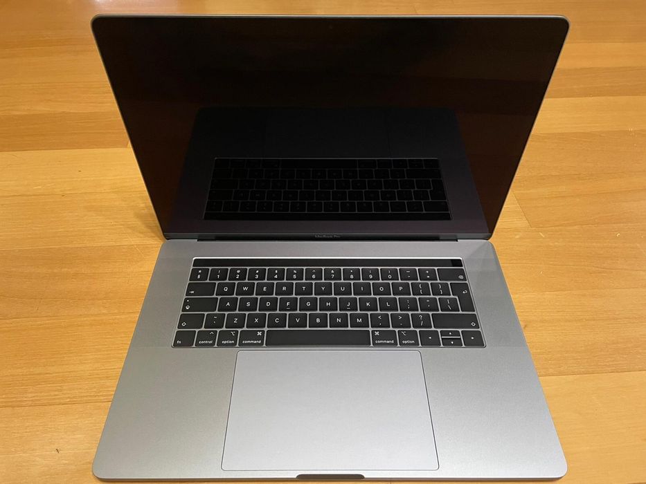 Macbook Pro 15”, i7, 16gb Ram, 256 gb SSD, Placa dedicata Radeon