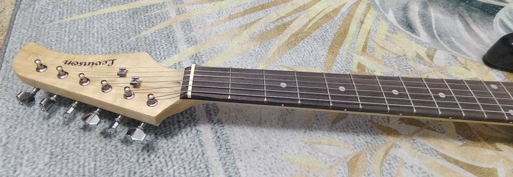 Электрогитара Levinson.