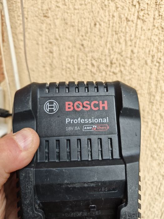 Încărcător Bosch Profesional 18V 8A AMP/Share, model 2024