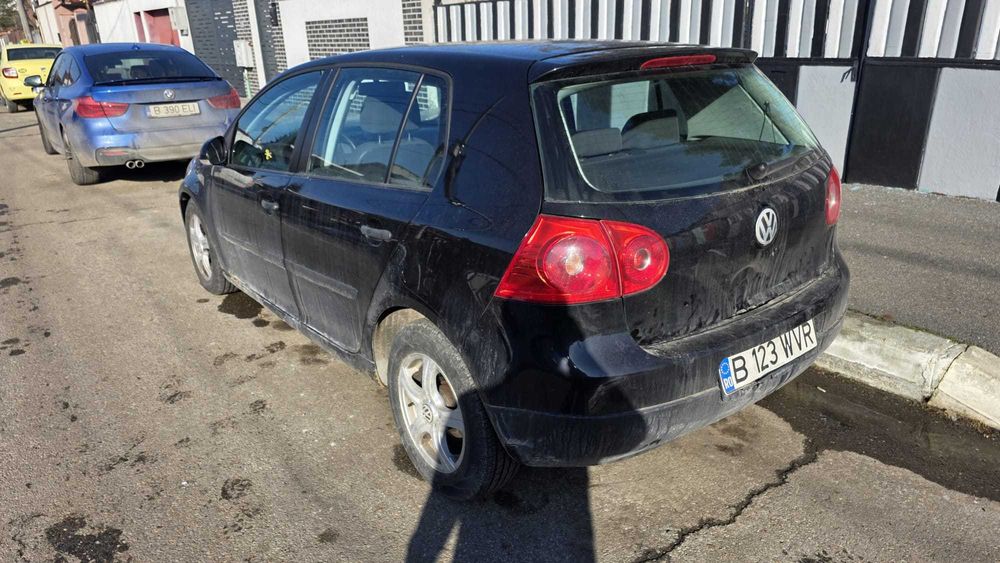 Volkswagen Golf V 1.6i 105 cp - usor avariat lovit spate