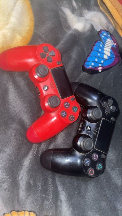 Vand PS4 plus cablu de alimentare 2 console de la soni si un joc knack