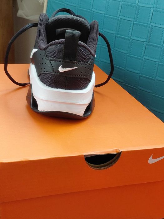 Обувки air zoom bella 6 чисто нови са от about you  но са ми малки