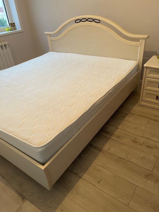 Продам кровать и тумбы