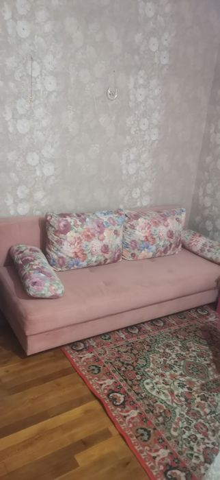 раскладной диван нежно-розового цвета