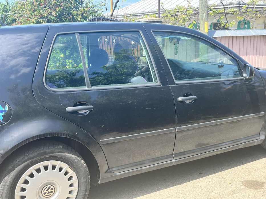 Vand Golf 4  1.4 benzina are 206662km este din anul 1998