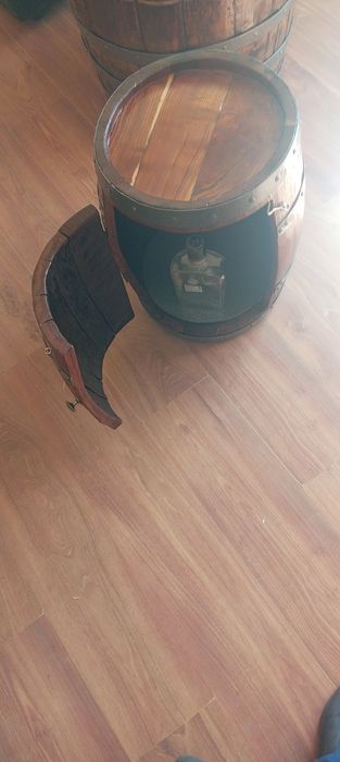 Мини бар от реставрирана дъбова  бъчва  уникална изработка  и стил  ..