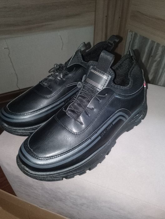 Продам мужские кроссовки