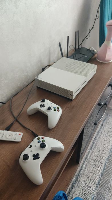 Xbox one s 1 tb 2 джойстика