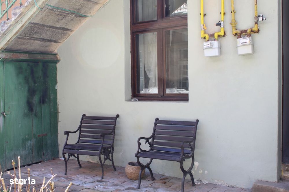 Duplex ultracentral, langa Biserica Neagra