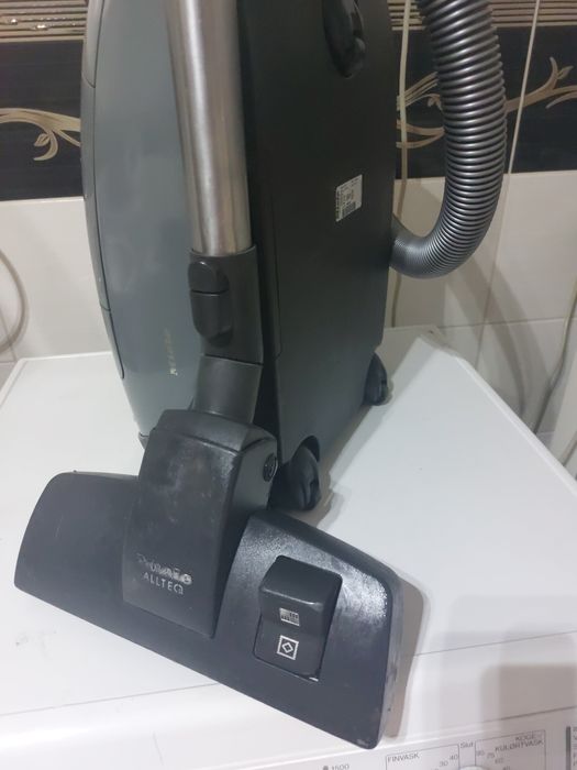 Прахосмукачка Miele Complete C3 select Powerline 
Супер запазено състояние, като ново.Подробни данни има на една от снимките. 
Работи перфектно, супер
