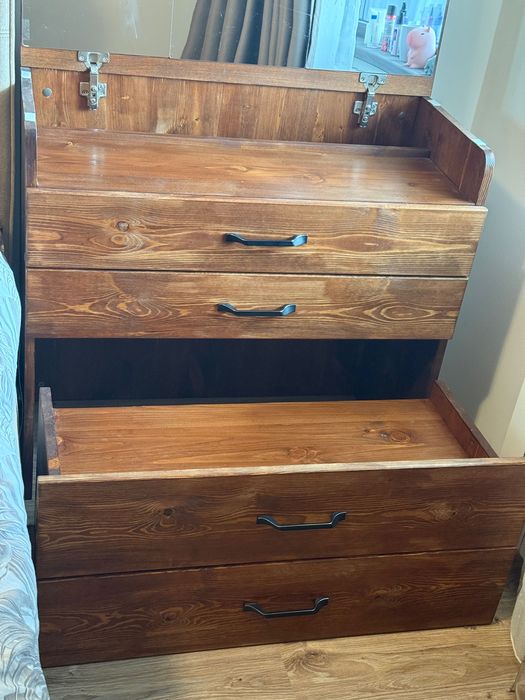 Дамска тоалетка с огледало