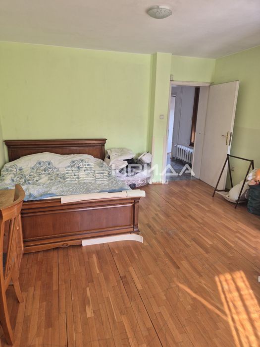 Просторен тристаен апартамент в идеален център