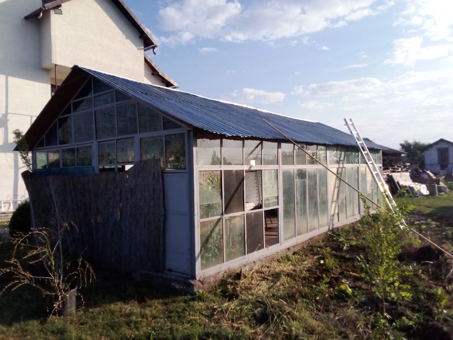 Vând seră cu structura metalică