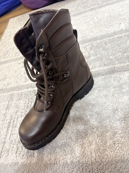 Vand bocanci militari  marimea 42 echivalent 27,5 . Model nou