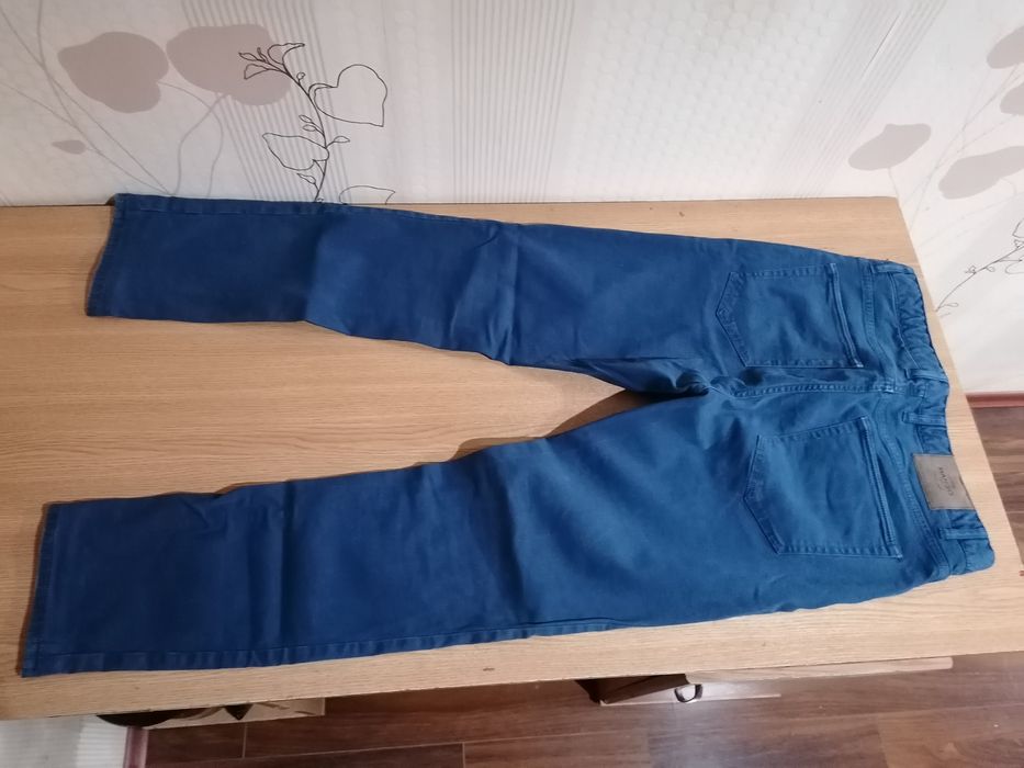 Vând pantaloni Mango